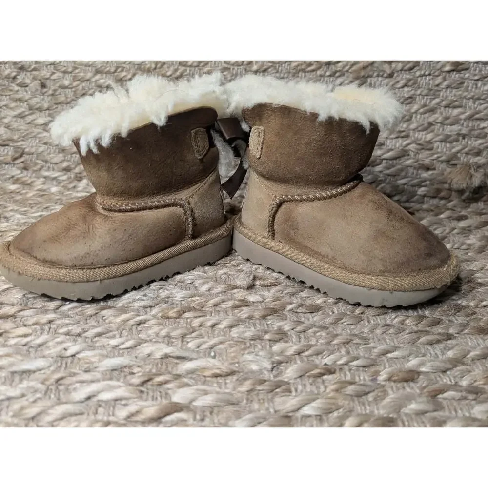 UGG Toddler Girl Boots T Mini Bailey Bow II Size 6 Tan Boots Casual Comfort